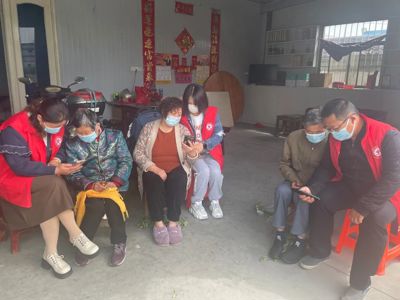 墩头镇毛庄村：指导老人用手机，志愿服务进村居